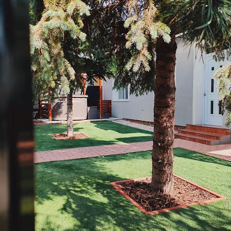 Pe-Ki Apartman Petfurdo Appartement Várpalota Buitenkant foto