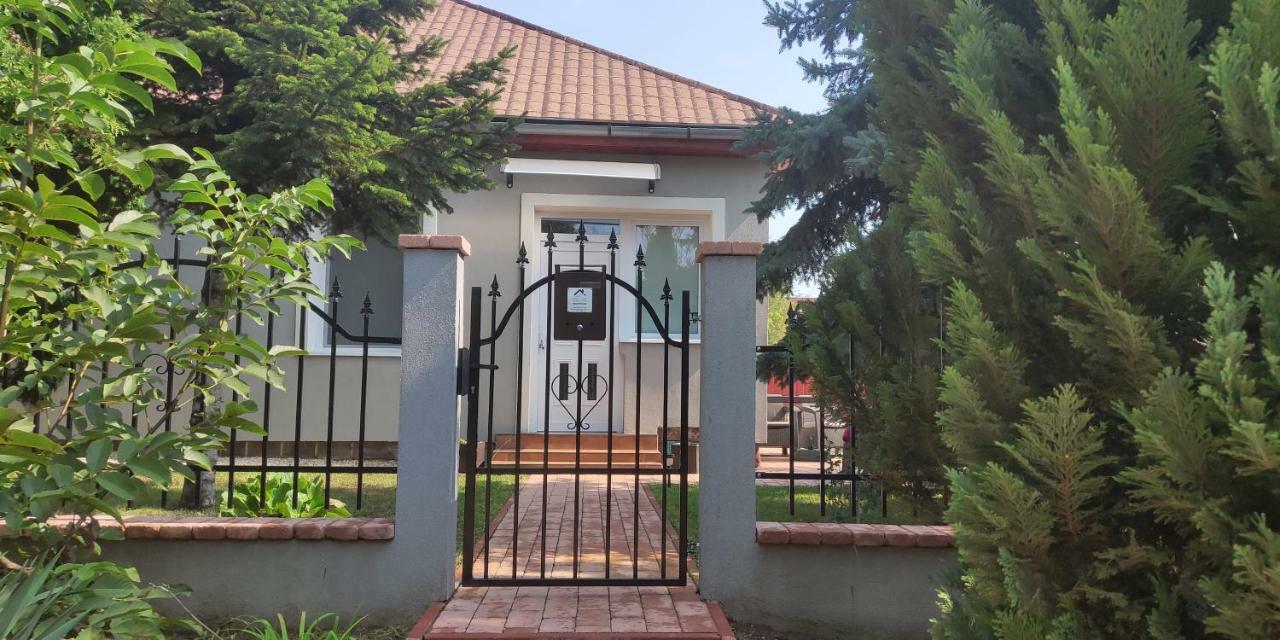 Pe-Ki Apartman Petfurdo Appartement Várpalota Buitenkant foto